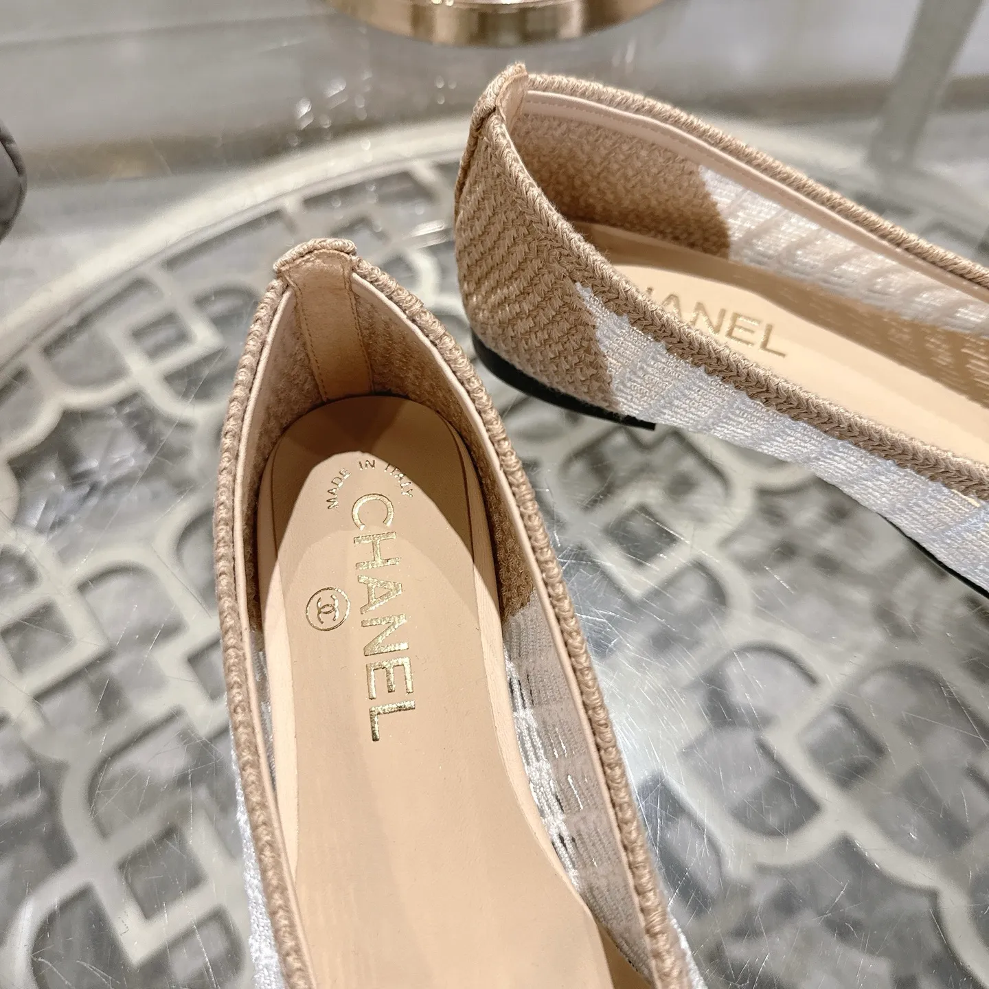 💕💕Factory direct selling price p540💕💕 Chanel 25SS finally releases woven ballet shoes‼ ️ Shoes worthy of their own article, I have to say that they are finally waiting for you! So elegant and chill. Wear it in the summer to enjoy the breeze and walk on the street. Round square toe design. Cute and cute~ The appearance is super online. When you wear it, you will feel like a wealthy daughter. I thought it was good-looking. Only when I put it on my feet do I know how easy it is to wear~ Upper: Exclusive custom-made mesh (comfortable and breathable) Foot pad: Sheepskin Outsole: Genuine leather sole imported from Italy Size: 35-39 (customized at 40.41.42)